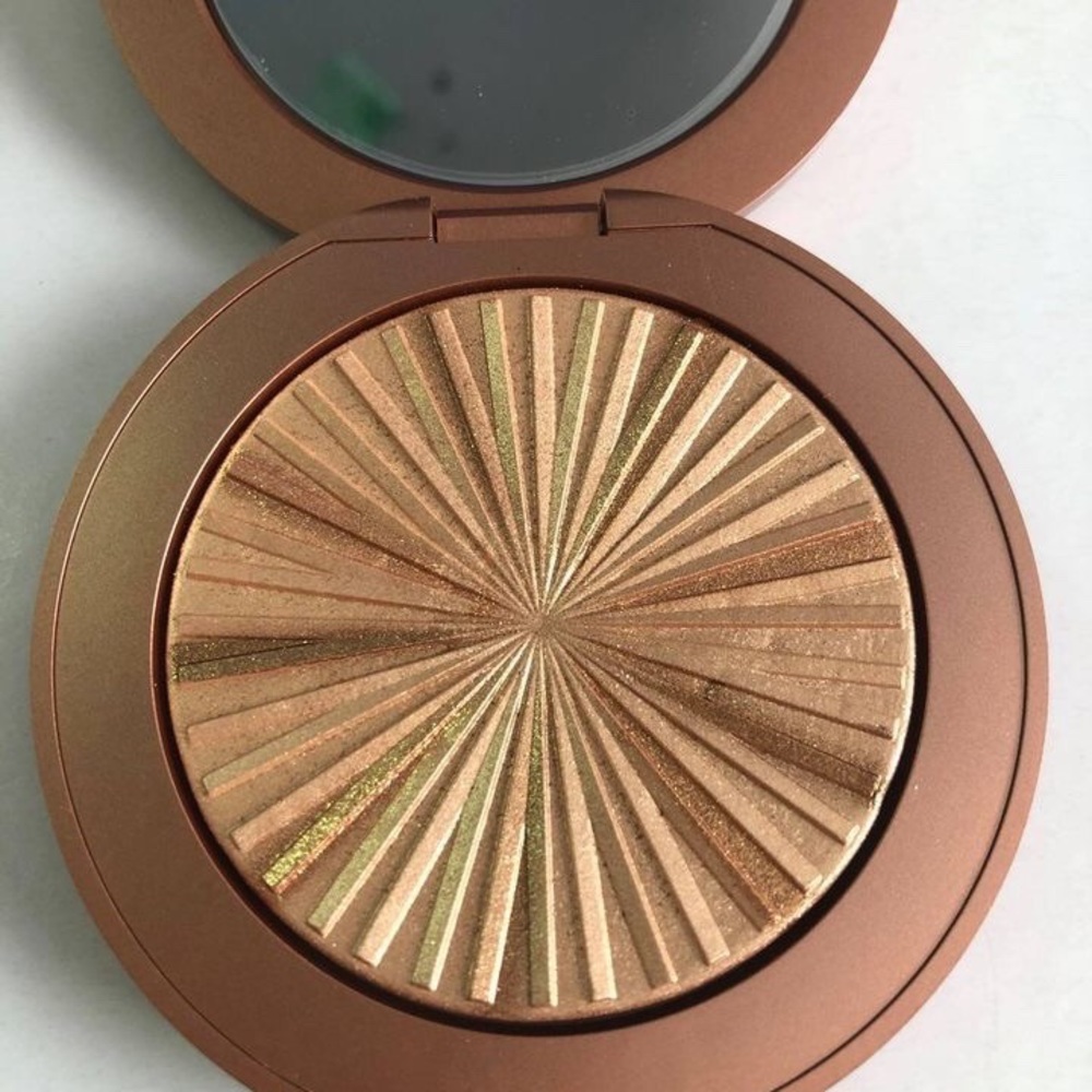 ✨HOST PICK✨ Brand New Estée Lauder highlighter